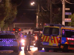 Homem lutando pela vida após suposto esfaqueamento perto de uma boate popular em Melbourne Homem esfaqueado perto de The Emerson, Prahran, Melbourne.