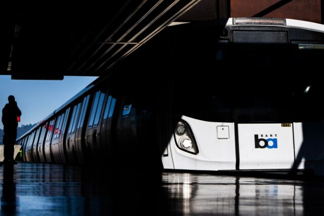 Homem morre após ser atropelado por trem perto da estação BART de Oakland
