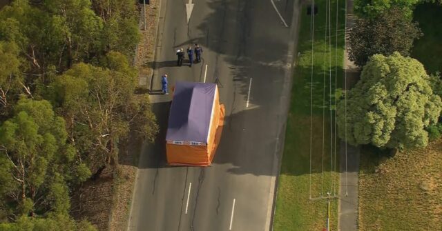 Homem morre após ser encontrado no meio de estrada suburbana
