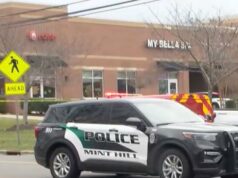 Homem morto após atirar contra a polícia durante troca de custódia de criança no tranquilo subúrbio da Carolina do Norte Homem morto após atirar contra a polícia durante troca de custódia de criança no tranquilo subúrbio da Carolina do Norte