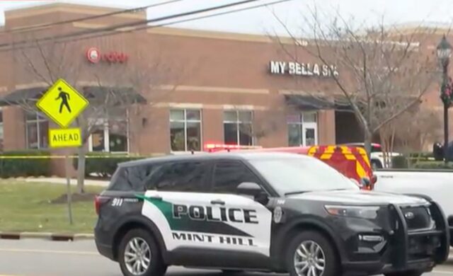 Homem morto após atirar contra a polícia durante troca de custódia de criança no tranquilo subúrbio da Carolina do Norte
