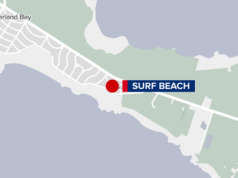 Homem morto após ser retirado da água em praia vitoriana Homem morto após ser retirado da água em praia vitoriana