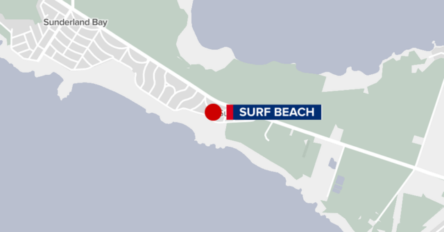 Homem morto após ser retirado da água em praia vitoriana Homem morto após ser retirado da água em praia vitoriana