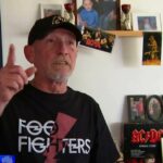 Homem nu confronta intrusos mascarados que arrombaram porta