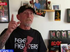 Homem nu confronta intrusos mascarados que arrombaram porta Homem nu confronta intrusos mascarados que arrombaram porta