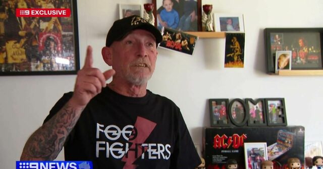 Homem nu confronta intrusos mascarados que arrombaram porta Homem nu confronta intrusos mascarados que arrombaram porta