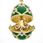 O ovo, um dos apenas 50 fabricados, é feito em ouro, pintado com esmalte verde e incrustado com 183 diamantes e duas safiras. Foi inspirado no filme de James Bond de 1983, Octopussy.