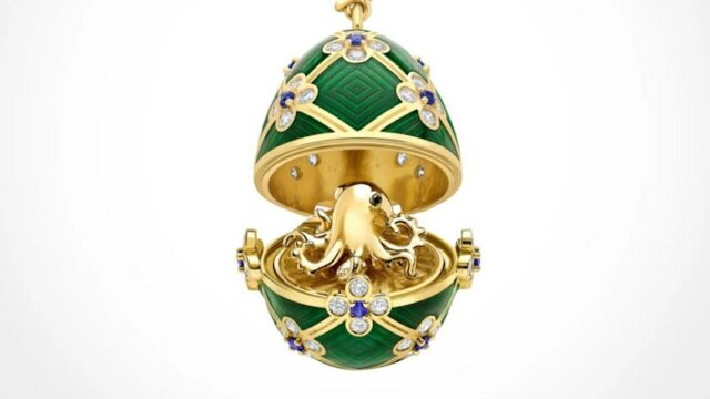 O ovo, um dos apenas 50 fabricados, é feito em ouro, pintado com esmalte verde e incrustado com 183 diamantes e duas safiras. Foi inspirado no filme de James Bond de 1983, Octopussy.