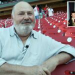 O ator e diretor de cinema Rob Reiner espera por uma entrevista antes do jogo Los Angeles Angels e St. Louis Cardinals no Busch Stadium em St.