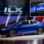 Sedan 2016 Acura ILX azul em exibição em um salão do automóvel.