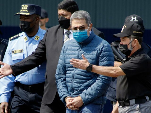 Honduras emite mandado de prisão para ex-presidente Hernández após perdão dos EUA
