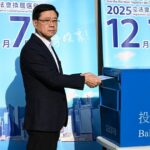 Pessoas se abraçam em um memorial improvisado fora dos blocos de apartamentos do Tribunal de Wang Fuk, após o incêndio mortal de 26 de novembro no distrito de Tai Po, em Hong Kong, em 1º de dezembro de 2025.Hong Kong prendeu 14 suspeitos em uma investigação sobre o incêndio mais mortal da cidade em décadas, descobrindo