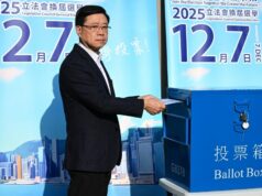 Hong Kong vota em pesquisas ‘apenas para patriotas’ em meio à raiva por incêndio mortal Pessoas se abraçam em um memorial improvisado fora dos blocos de apartamentos do Tribunal de Wang Fuk, após o incêndio mortal de 26 de novembro no distrito de Tai Po, em Hong Kong, em 1º de dezembro de 2025.Hong Kong prendeu 14 suspeitos em uma investigação sobre o incêndio mais mortal da cidade em décadas, descobrindo