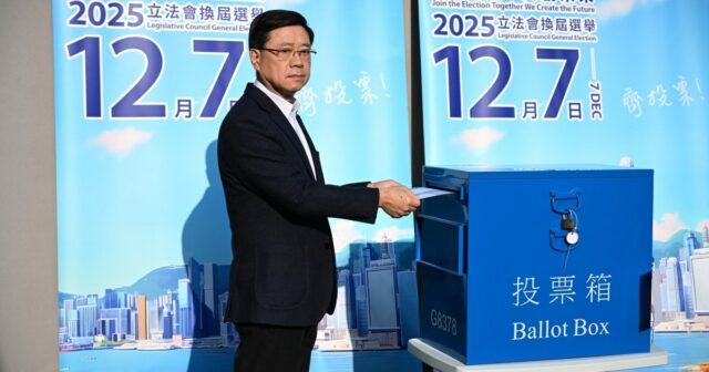 Pessoas se abraçam em um memorial improvisado fora dos blocos de apartamentos do Tribunal de Wang Fuk, após o incêndio mortal de 26 de novembro no distrito de Tai Po, em Hong Kong, em 1º de dezembro de 2025.Hong Kong prendeu 14 suspeitos em uma investigação sobre o incêndio mais mortal da cidade em décadas, descobrindo 