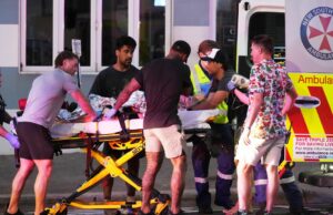 Hospitais de Sydney cuidam de pelo menos 40 pacientes após tiroteio em massa em Bondi Beach Hospitais de Sydney cuidam de pelo menos 40 pacientes após tiroteio em massa em Bondi Beach