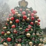 Uma árvore de Natal de 7,5 metros de altura feita com 100 mil balões, envolta em uma cúpula inflável transparente, com sinalização para