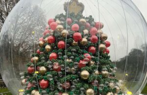 Hotel exibe árvore de Natal de 7,5 metros de altura – feita com balões de 100 mil Uma árvore de Natal de 7,5 metros de altura feita com 100 mil balões, envolta em uma cúpula inflável transparente, com sinalização para