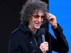 Howard Stern diz que renovou o acordo com a SiriusXM por mais três anos Howard Stern diz que renovou o acordo com a SiriusXM por mais três anos
