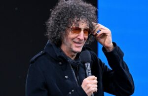 Howard Stern diz que renovou o acordo com a SiriusXM por mais três anos Howard Stern diz que renovou o acordo com a SiriusXM por mais três anos