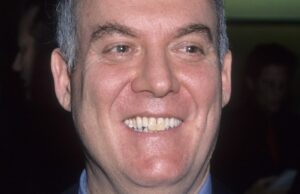 Howie Klein, principal executivo da Sire and Reprise Records, DJ e ativista político, morre aos 77 anos Howie Klein, principal executivo da Sire and Reprise Records, DJ e ativista político, morre aos 77 anos