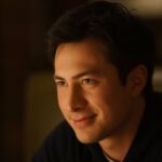 Hudson Williams no final de 'Heated Rivalry', aquela cena de sexo improvisada e a conversa de Shane com sua mãe: 'That Ruined Me the Most'