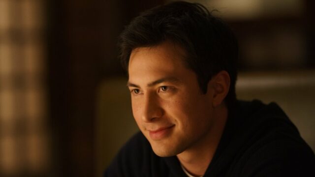 Hudson Williams no final de 'Heated Rivalry', aquela cena de sexo improvisada e a conversa de Shane com sua mãe: 'That Ruined Me the Most'
