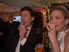Hugh Jackman e Kate Hudson comemoram a vitória no Gotham Awards com dueto de karaokê Hugh Jackman e Kate Hudson