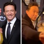 Hugh Jackman e Kate Hudson surpreendem a família com o conto de Natal de 'Sweet Caroline' | Vídeo