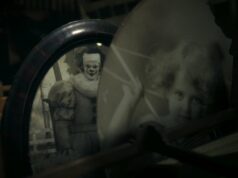 IT: Bem-vindo ao episódio 7 de Derry revela a história de origem de Pennywises Um homem olha pela janela circular de uma porta, em preto e branco.