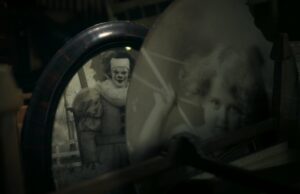 IT: Bem-vindo ao episódio 7 de Derry revela a história de origem de Pennywises Um homem olha pela janela circular de uma porta, em preto e branco.