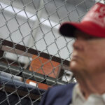 ARQUIVO - O presidente Donald Trump, o governador Ron DeSantis, R-Fla., e a secretária de Segurança Interna, Kristi Noem, e outros, visitam