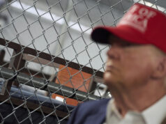 Idiotas que constroem centros de detenção tiraram a sorte grande em 2025 ARQUIVO - O presidente Donald Trump, o governador Ron DeSantis, R-Fla., e a secretária de Segurança Interna, Kristi Noem, e outros, visitam