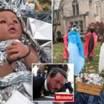 Igreja de Illinois enfrenta críticas por presépio mostrando o menino Jesus amarrado com zíper por agentes do ICE