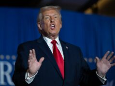 Ilhan Omar reage à repreensão de Trump durante o comício de acessibilidade US President Donald Trump delivering remarks on the economy and immigration in Mount Pocono, Pennsylvania, on December 9, 2025. (Photo by ANDREW CABALLERO-REYNOLDS / AFP)
