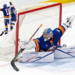 O pivô do New York Islanders, Calum Ritchie (64), reage após marcar um gol durante o primeiro período na UBS Arena, sábado, 13 de dezembro de 2025, em Elmont, NY.