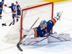 Ilya Sorokin apoia os Islanders na vitória nos pênaltis e na temporada de Lightning O pivô do New York Islanders, Calum Ritchie (64), reage após marcar um gol durante o primeiro período na UBS Arena, sábado, 13 de dezembro de 2025, em Elmont, NY.