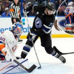 O pivô do Tampa Bay Lightning, Anthony Cirelli (71), chuta para o goleiro do New York Islanders, Ilya Sorokin (30).