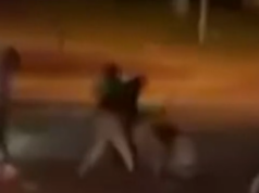 Imagens assustadoras mostram homem sendo atacado após pular de carro em movimento Ataque Pakenham