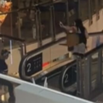 Imagens chocantes mostram mulher alvo de briga entre adolescentes em shopping center