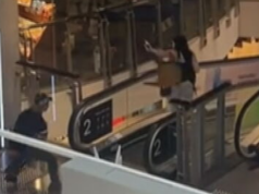 Imagens chocantes mostram mulher alvo de briga entre adolescentes em shopping center Imagens chocantes mostram mulher alvo de briga entre adolescentes em shopping center