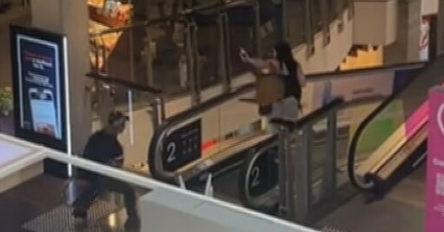 Imagens chocantes mostram mulher alvo de briga entre adolescentes em Imagens chocantes mostram mulher alvo de briga entre adolescentes em shopping center