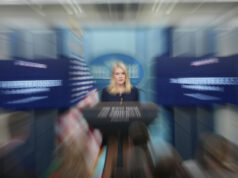 Imagens não filtradas dos asseclas de Trump revelam a horrível verdade Um desenho animado de Clay Jones.