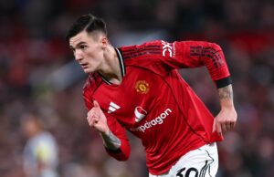 Por que a ameaça aérea de Benjamin Sesko significa que Michael Carrick deve sacrificar Amad Diallo para enfrentar o Everton Benjamin Sesko durante a partida da Premier League entre Manchester United e Bournemouth em Old Trafford em 2025 em Manchester, Inglaterra.