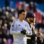 Lisandro Martinez, do Manchester United, comemora a vitória durante a partida da Premier League entre Crystal Palace e Manchester United em Selhurst Park em 30 de novembro de 2025