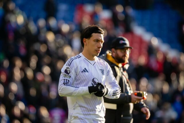 Lisandro Martinez, do Manchester United, comemora a vitória durante a partida da Premier League entre Crystal Palace e Manchester United em Selhurst Park em 30 de novembro de 2025