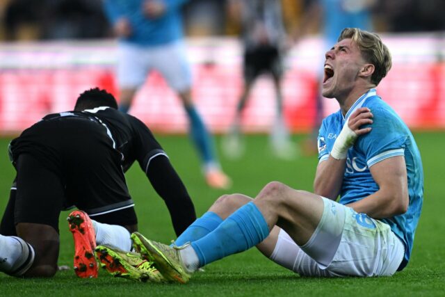 Imprensa italiana critica Rasmus Hojlund pela exibição 'monótona' do Napoli, Scott McTominay e o atacante emprestado do Manchester United Rasmus Hojlund após a partida da Série A entre Napoli e Juventus, informou o repórter Fabrizio Romano. Crédito: Francesco Pecoraro/Nicolò Campo/LightRocket/Getty Images.