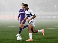 Imprensa italiana reage ao desempenho do emprestado do Man Utd, Enzo Kana-Biyik, contra a Fiorentina na Europa Conference League Criativos Talking Points mostrando as localizações do Manchester United, Lausanne Sport e OGC Nice, de propriedade da Ineos