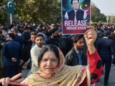 Imran Khan e sua esposa foram condenados a 17 anos de prisão em caso de corrupção Apoiadores do ex-primeiro-ministro do Paquistão, Imran Khan, protestam este mês em frente ao Supremo Tribunal de Islamabad.