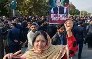 Imran Khan e sua esposa foram condenados a 17 anos de prisão em caso de corrupção Apoiadores do ex-primeiro-ministro do Paquistão, Imran Khan, protestam este mês em frente ao Supremo Tribunal de Islamabad.