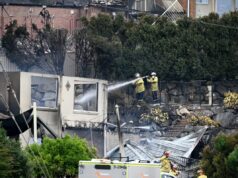Incêndios florestais australianos fora de controle destroem 40 casas e matam um bombeiro Firefighters ensure there are no flames left after a wildfire destroyed houses in Koolewong, Australia, Saturday, Dec. 6, 2025. (Dan Himbrechts/AAP Image via AP)